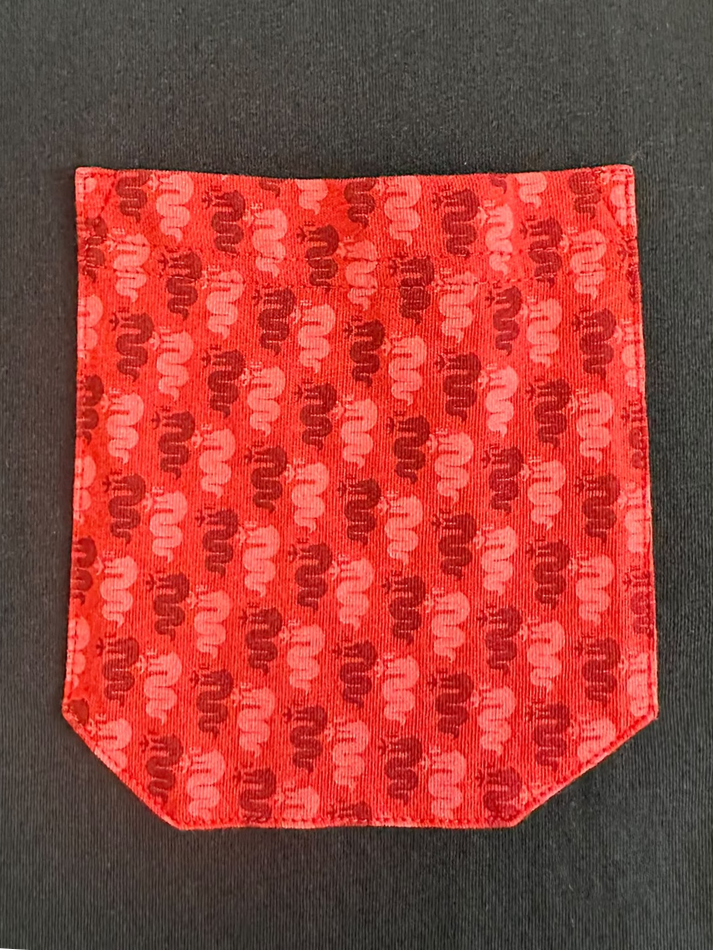 T-shirt Alfa Romeo nera con taschino logato rosso serpentine-4