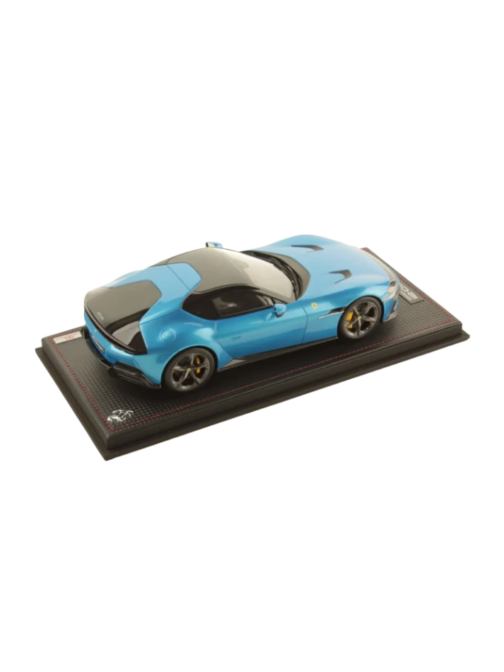 Modellino auto in scala 1:18 FERRARI 12 CILINDRI BLU CORSA