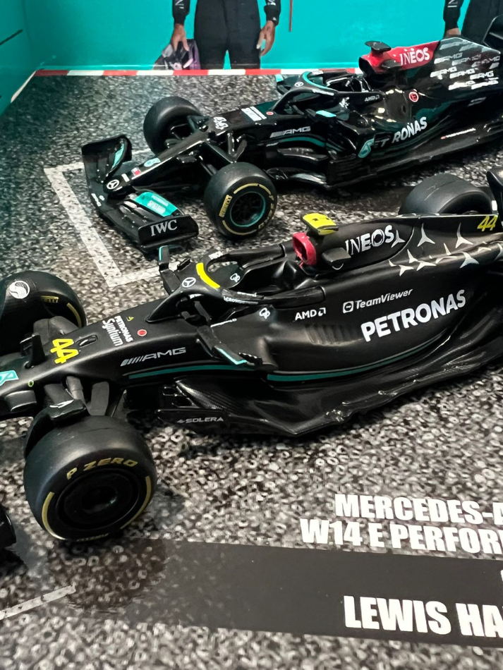 Modellini auto Burago in scala 1:43 MERCEDES AMG PETRONAS  W14 #44-W14 #63-W13 #44-W12 #44 box 4 cars-4