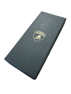 Portachiavi Lamborghini in acciaio con targhette confezionato in elegante scatola nera con logo Lamborghini