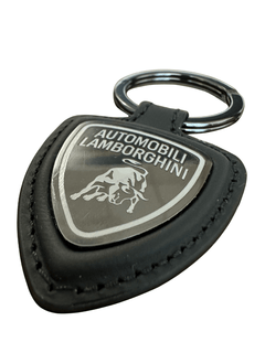 Portachiavi Automobili Lamborghini in pelle con logo distintivo su sfondo nero.
