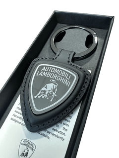 Portachiavi Automobili Lamborghini in pelle in confezione elegante con logo distintivo.