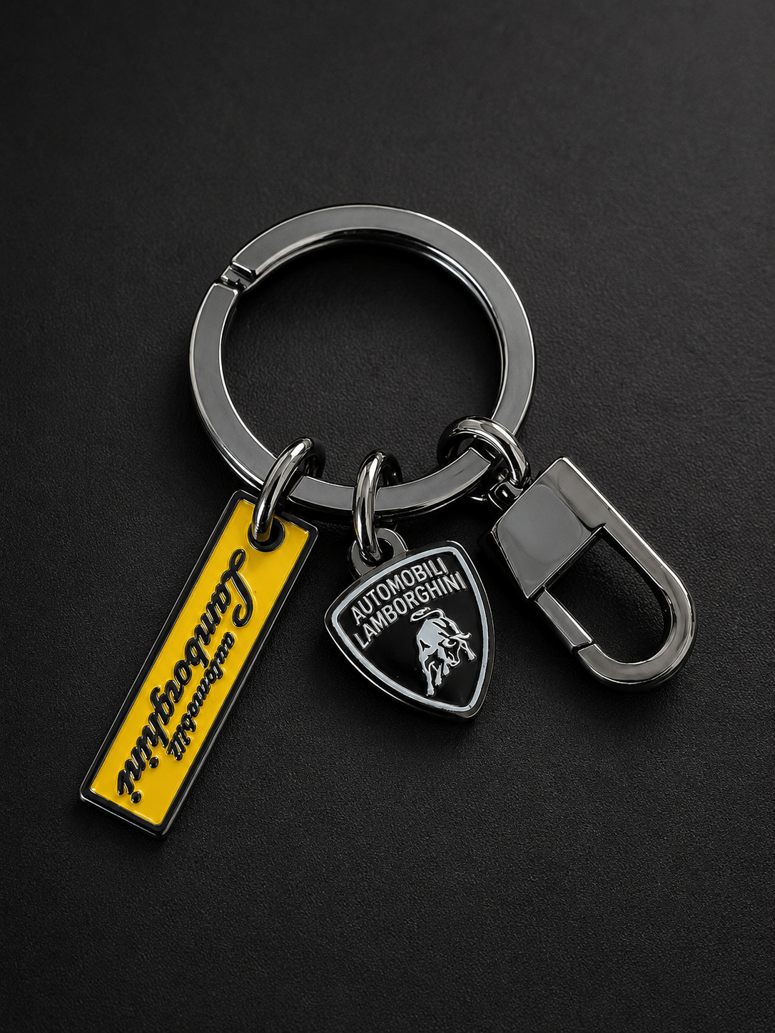 Portachiavi Lamborghini in acciaio con targhette, dettagli eleganti e materiali di alta qualità.