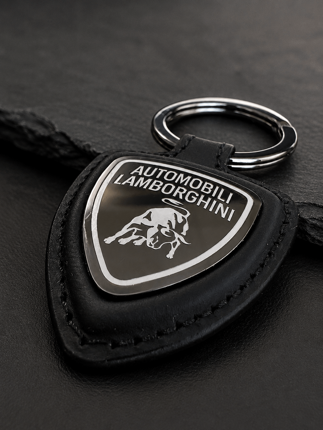 Portachiavi Automobili Lamborghini in pelle con logo e anello per chiavi, elegante e di alta qualità.